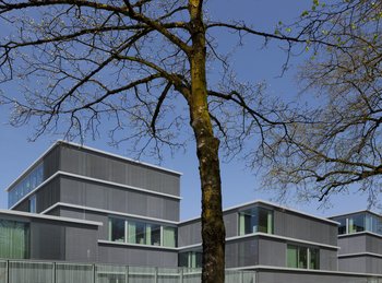 100 Millionen teuer oder 30? Der Glastempel der Schwäbisch Media in Ravensburg. Foto: SWP