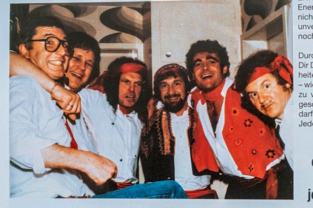 Toni (rechts) mit Schnurrbart und Band im Haar. Aus Ritter, Udo: Dies ist mein bestes Jahr, Selbstverlag, 2000, Seite 30