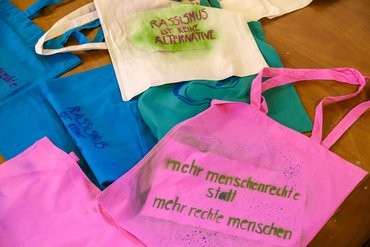 Empfielt sich europaweit: Bei der "Internationalen Woche gegen Rassismus" in Stuttgart wurden Taschen gebastelt.