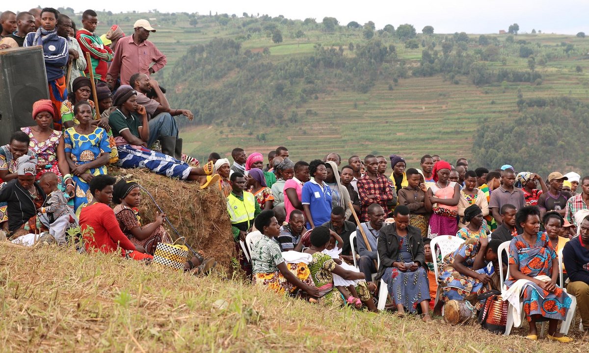 Am letzten Samstag im Monat ist in Ruanda Umuganda – fast alle kommen. Fotos: Malte Stieber Am letzten Samstag im Monat ist in Ruanda Umuganda – fast alle kommen. Fotos: Malte Stieber