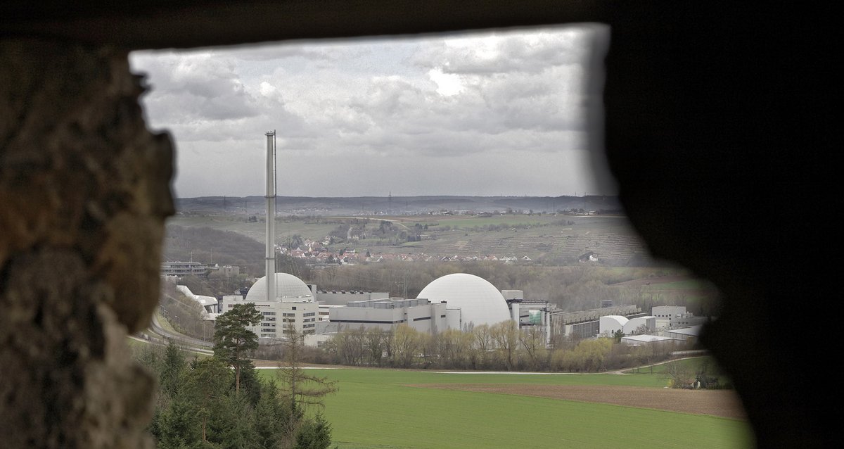 Das AKW Neckarwestheim, gesehen vom Schloss Liebenstein. Foto: Joachim E. Röttgers