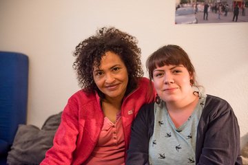 Rosevita und Adriana in einer besetzten Wohnung. 