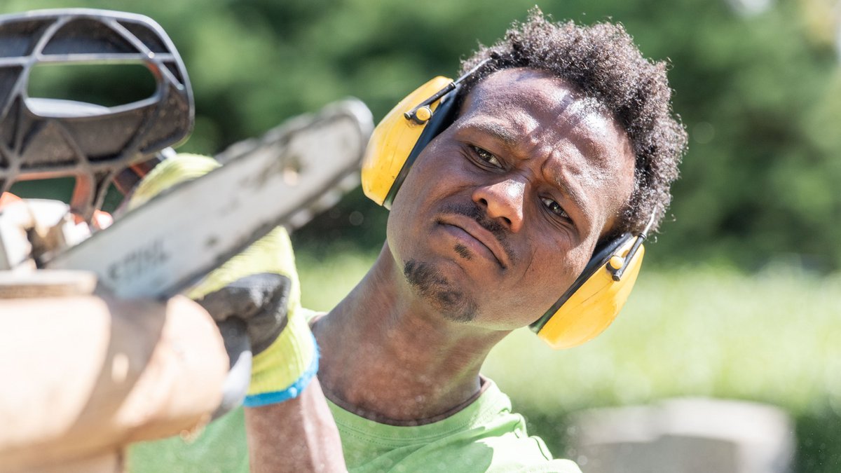 Semere Negasi ist in Deutschland angekommen, heute arbeitet er hier als Gärtner. Fotos: Jens Volle
