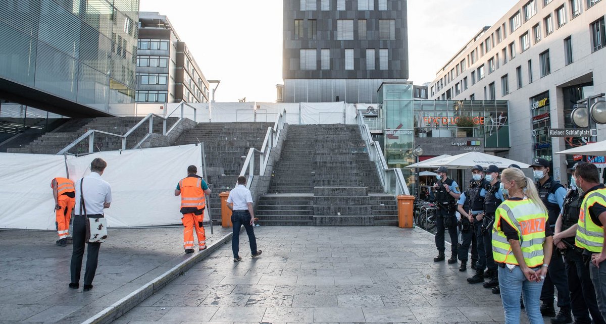 Die Treppe ist geräumt – am Abend des 2. Juni ist erstmal Schluss mit OB Noppers "Bühnen- und Arenacharakter". Die Treppe ist geräumt – am Abend des 2. Juni ist erstmal Schluss mit OB Noppers "Bühnen- und Arenacharakter".