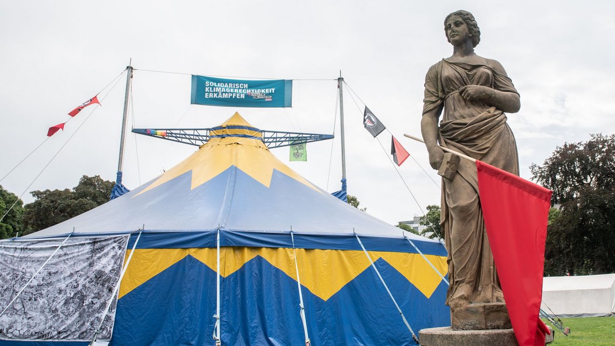 Auch sie kämpft mit. Auch sie kämpft mit.