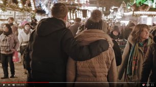 ... lustigen Sequenz des Armumlegens.