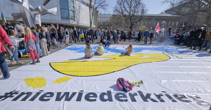 Zur Stuttgarter Friedensdemo im März 2022 kamen mehrere Tausend Menschen. Foto: Joachim E. Röttgers