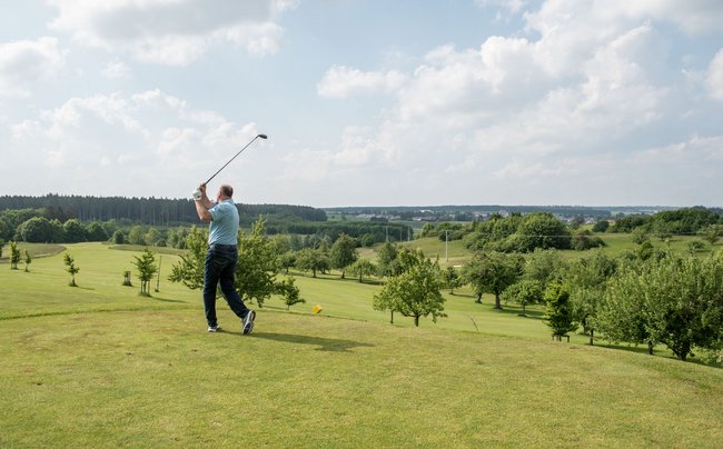 Hinten in der Senke, unerreichbar für den Golfer, liegt der Ort, um den es geht.
