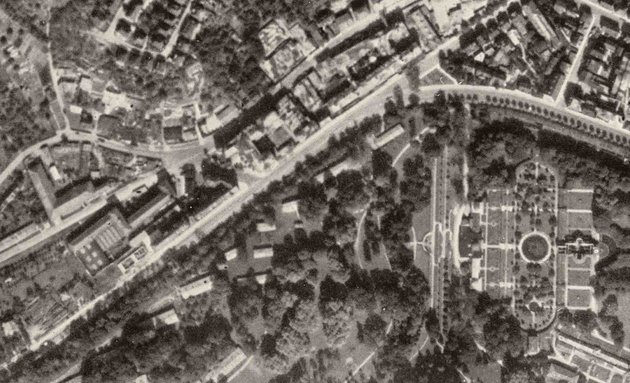 Oben das damalige Mahle-Werk, an der schräg verlaufenden Pragstraße die Baracken der Zwangsarbeiter:innen, rechts die Wilhelma. Luftbild: Nara