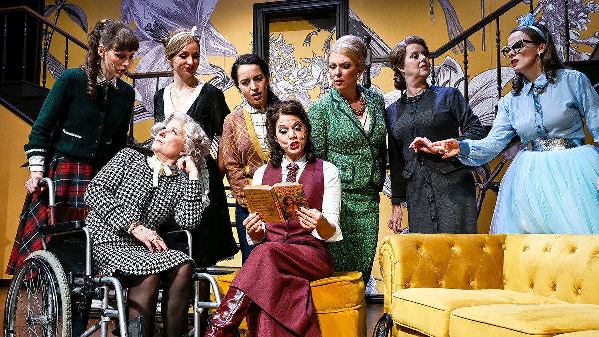 Mörderisches Damenkränzchen auf der Bühne des Alten Schauspielhauses in Stuttgart. Fotos: Tobias Metz