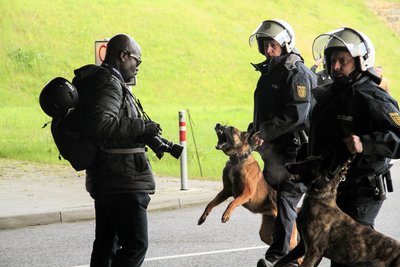 Die Polizei meint, Pressefotografen seien Mitdemonstranten. Foto: "Beobachter News"