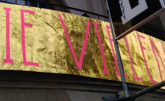 Kunst zeigt Haltung, golden