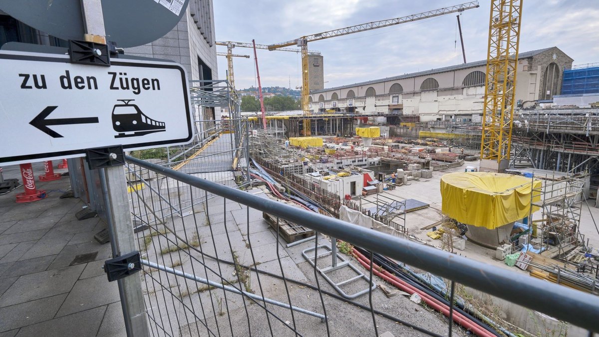 Zwischenblick auf dem Weg zu den Zügen: der S-21-Bahnhofstrog, aus dem immer noch neue Kelchstützen wachsen.