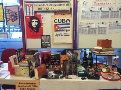 Es lebe die Revolution – auf dem Tisch in der Untertürkheimer Sängerhalle. Foto: Kontext