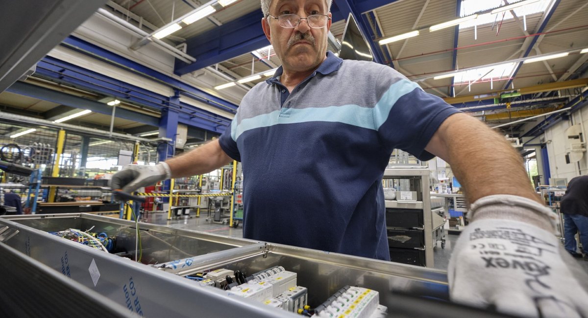 Auch um ihn geht es IG-Metaller Czipf: Arbeiter in der Endmontage bei Thyssenkrupp, Neuhausen. Fotos: Joachim E. Röttgers