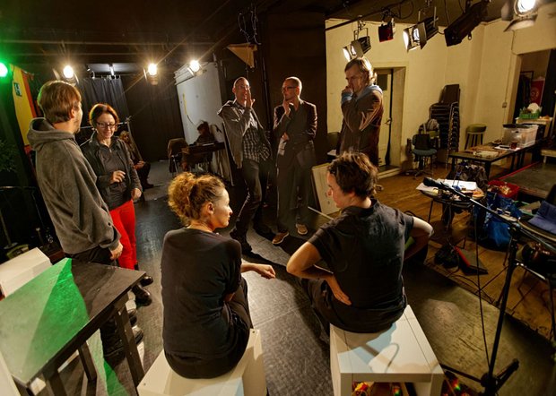 Gruppenbild mit Schriftsteller: Heinrich Steinfest (Dritter von rechts) bei der Probe. Foto: Joachim E. Röttgers