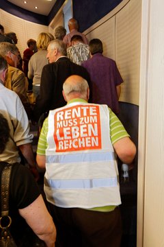 Auch die Mindestsicherung fällt in Österreich deutlich großzügiger aus. 