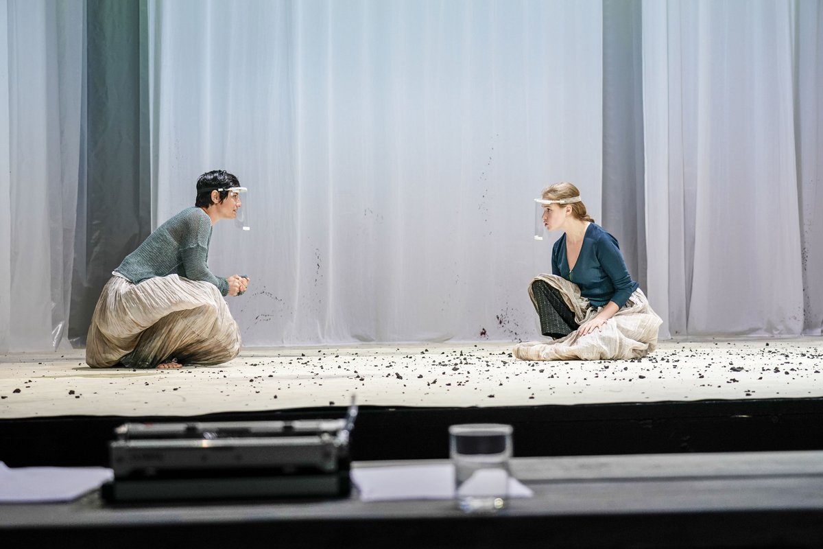 An der Württembergischen Landesbühne (WLB) in Esslingen wird mit Spritzschutz geprobt. Mit Klick aufs Bild geht es zur Fotostrecke. Foto: Tobias Metz An der Württembergischen Landesbühne (WLB) in Esslingen wird mit Spritzschutz geprobt. Mit Klick aufs Bild geht es zur Fotostrecke. Foto: Tobias Metz