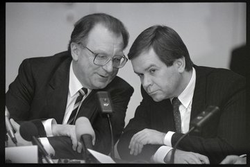 Späth mit seinem Pressesprecher Manfred Zach 1988 auf dem Manager-Gipfel in Stuttgart. Foto: Joachim E. Röttgers