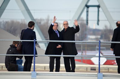 Der Straßburger Bürgermeister Roland Ries (links, Parti socialiste) und sein Kehler Kollege Toni Vetrano (CDU) auf der neuen Rheinbrücke.