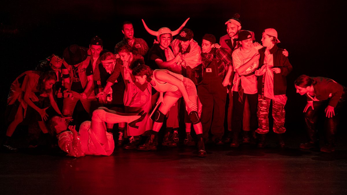 Die Reporterin (Lisbet Hampe) bedrängt die Königin: "Was ist mit den Kinderpornos auf dem Laptop des Abgeordneten Gábor Kaleta?"