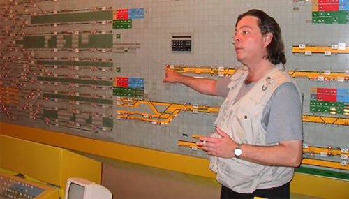 Wolfgang Frey vor seiner Stellwerks-Replik. Foto: privat