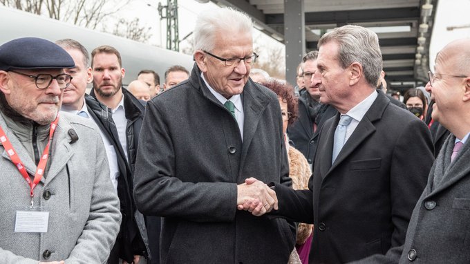 Händeschütteln mit Günther Oettinger bei der Eröffnung der Neubaustrecke Wendlingen–Ulm Ende 2022. Links Landesverkehrsminister Winfried Hermann. Foto: Jens Volle