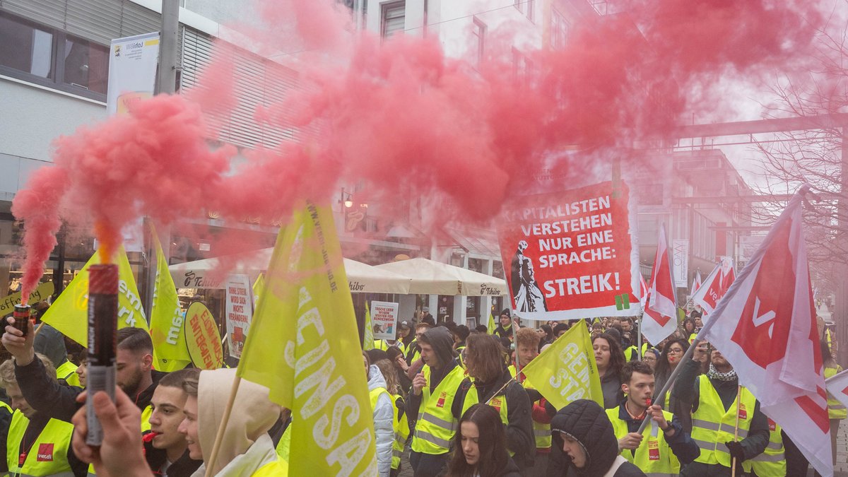 Die Klinikbeschäftigten ließen am 26. Februar Dampf ab: rote Rauchschwaden über den Köpfen der Streikenden.
