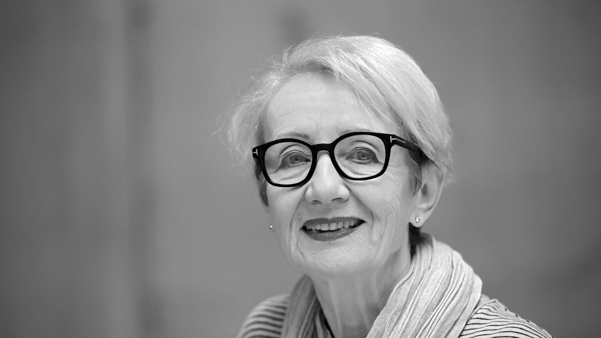 Gudrun Schretzmeiers Markenzeichen: Schwarze Brille und ansteckendes Lächeln. Foto: Joachim E. Röttgers