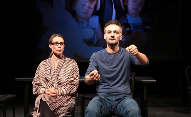 Sylvia Passera und Manuel Krstanovic sind in je drei Rollen unterwegs in "Snowden 3.3". Foto: Stefan Kirchknopf Sylvia Passera und Manuel Krstanovic sind in je drei Rollen unterwegs in "Snowden 3.3". Foto: Stefan Kirchknopf