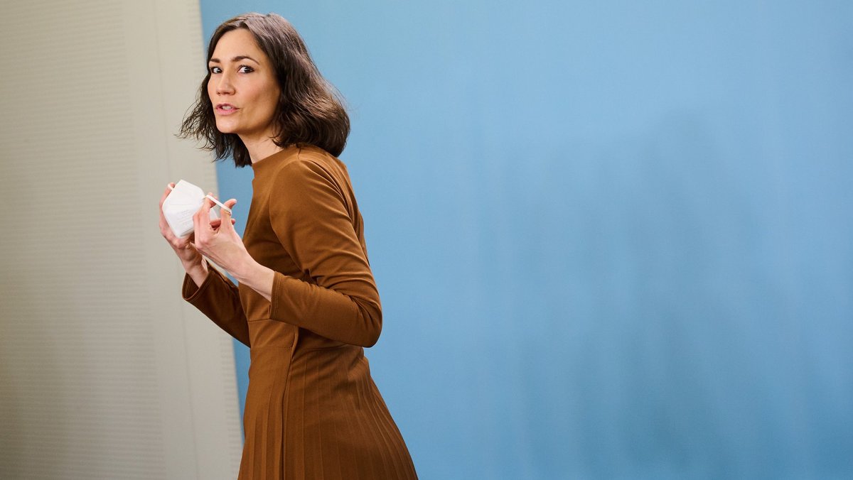 Eine Frau in der Zwickmühle: Anne Spiegel, kurz bevor sie am 11. April als Bundesfamilienministerin zurücktritt. Foto: Annette Riedl/dpa Eine Frau in der Zwickmühle: Anne Spiegel, kurz bevor sie am 11. April als Bundesfamilienministerin zurücktritt. Foto: Annette Riedl/dpa