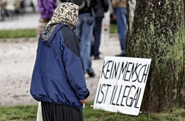 Kundgebung des Flüchtlingsrats gegen die Abschiebung von Sinti und Roma in Stuttgart. 