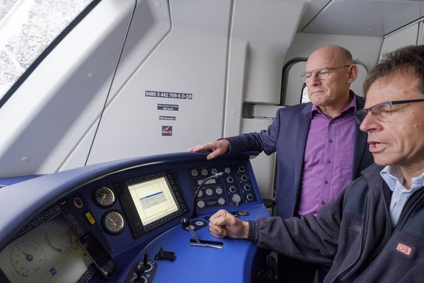 Verkehrsminister Winfried Hermann sah sich 2019 gezwungen, beim Ausbilden von LokführerInnen einzuspringen.