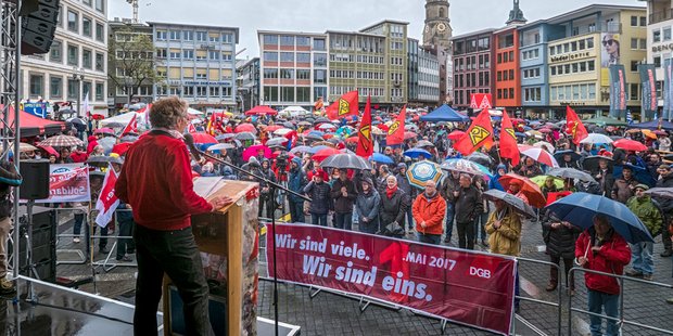 Von prekärer Arbeit sind viele betroffen, passend dazu das diesjährige Motto auf der Stuttgarter Mai-Demo: "Wir sind viele. Wir sind eins." Foto: Joachim E. Röttgers