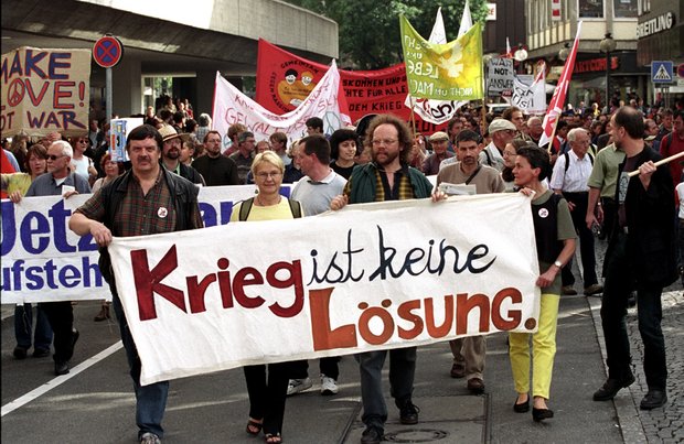 Wo ist die Friedensbewegung heute hin? Antikriegs-Demo 2001 in Stuttgart. Foto: Joachim E. Röttgers