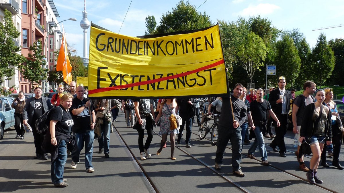 Dauerbrenner Grundeinkommen: 2013 demonstrierten in Berlin mehr als 2.000 Menschen dafür. Foto: stanjourdan Paris/France, CC BY-SA 2.0, https://commons.wikimedia.org/w/index.php?curid=29304652