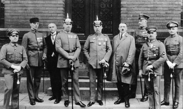 Adolf Hitler und Erich Ludendorff (Mitte), verheiratet mit Mathilde Ludendorff in dritter Ehe. "Artverwandte und ebenbürtige Menschen", schreiben die Ludendorffer auf ihre Homepage. Foto: Bundesarchiv