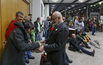 Tatkräftige Unterstützung mit Hut: Johannes Rauschenberger, der Kontext-Finanzvorstand. Foto: Joachim E. Röttgers