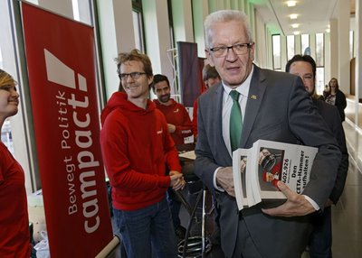 Ministerpräsident mit dicker Anti-CETA-Unterschriftenliste unterm Arm. Foto: Joachim E. Röttgers