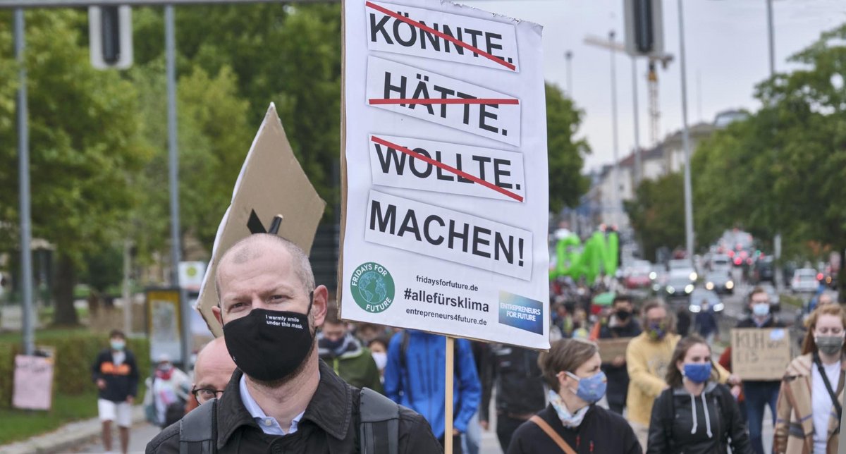 Grüne unter Druck. Junge KlimaaktivistInnen erwarten von der Landesregierung deutlich mehr als bisher. Fotos: Joachim E. Röttgers