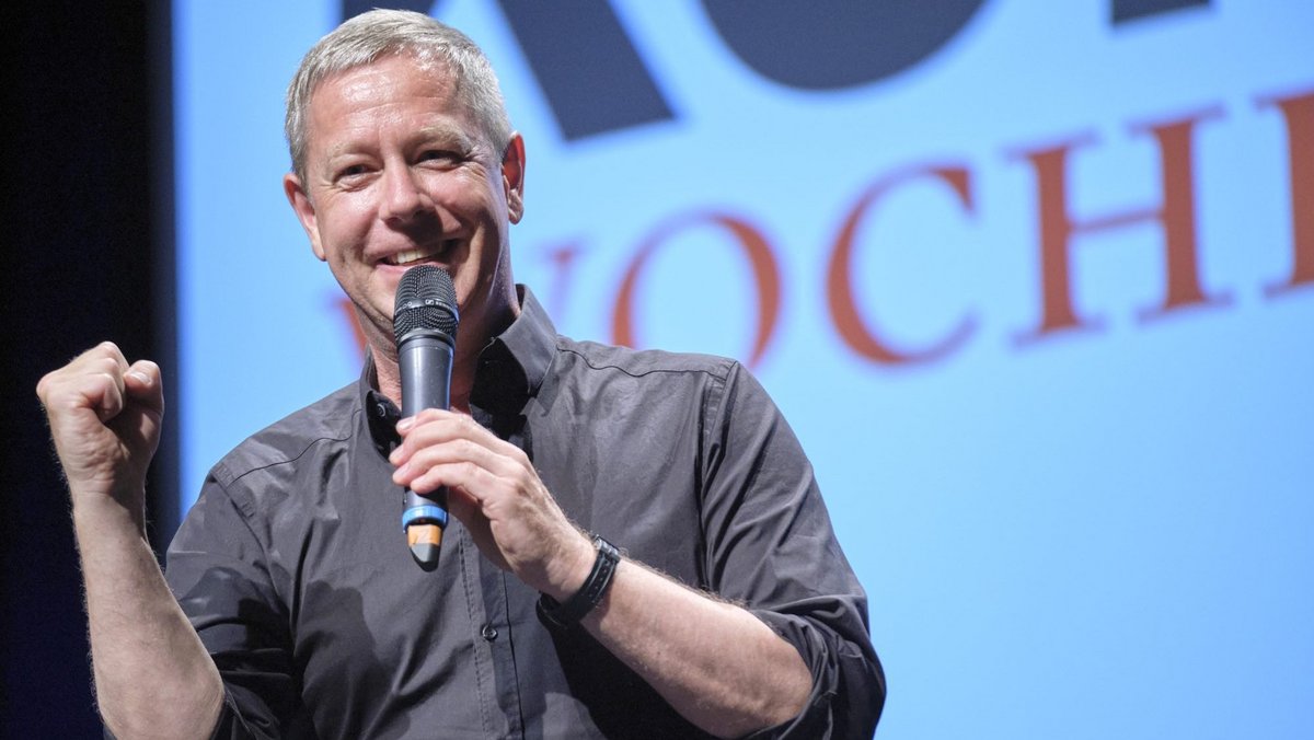 War so lustig, dass Moderatorin von Leesen hinter der Bühne Tränen gelacht hat: Kabarettist Jess Jochimsen. Foto: Joachim E. Röttgers War so lustig, dass Moderatorin von Leesen hinter der Bühne Tränen gelacht hat: Kabarettist Jess Jochimsen. Foto: Joachim E. Röttgers