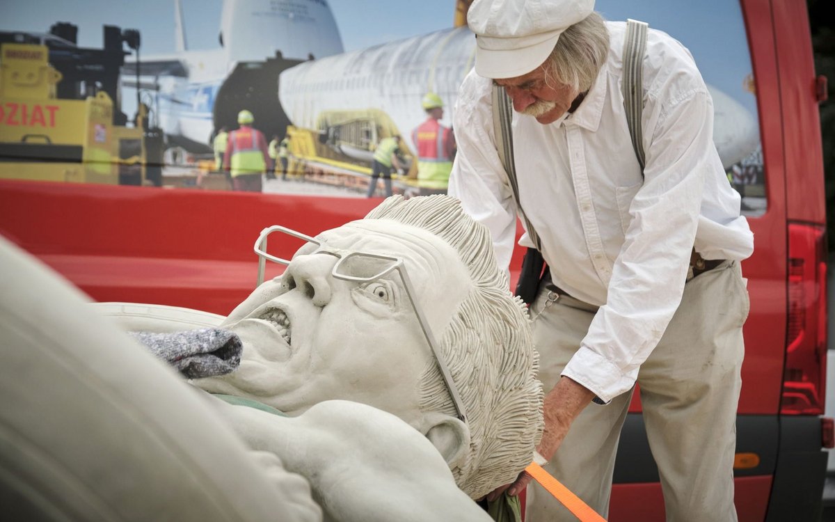 Dass der widerwillige Laokoon gut verzurrt ist, dafür sorgt Bildhauer Peter Lenk höchstselbst.