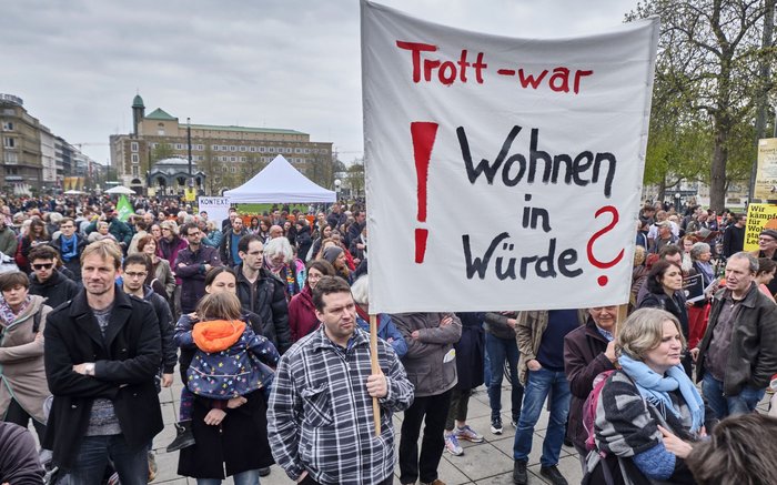 Forderung der Obdachlosenzeitung "Trott-war" bei einer Kundgebung gegen Mietsteigerungen, April 2019.
