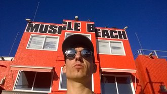 Autor Jörg Scheller: Journalist, Kunsthistoriker, Metal-Musiker, Dozent, Bodybuilder am Muscle Beach in Los Angeles, 2019. Foto: privat Autor Jörg Scheller: Journalist, Kunsthistoriker, Metal-Musiker, Dozent, Bodybuilder am Muscle Beach in Los Angeles, 2019. Foto: privat