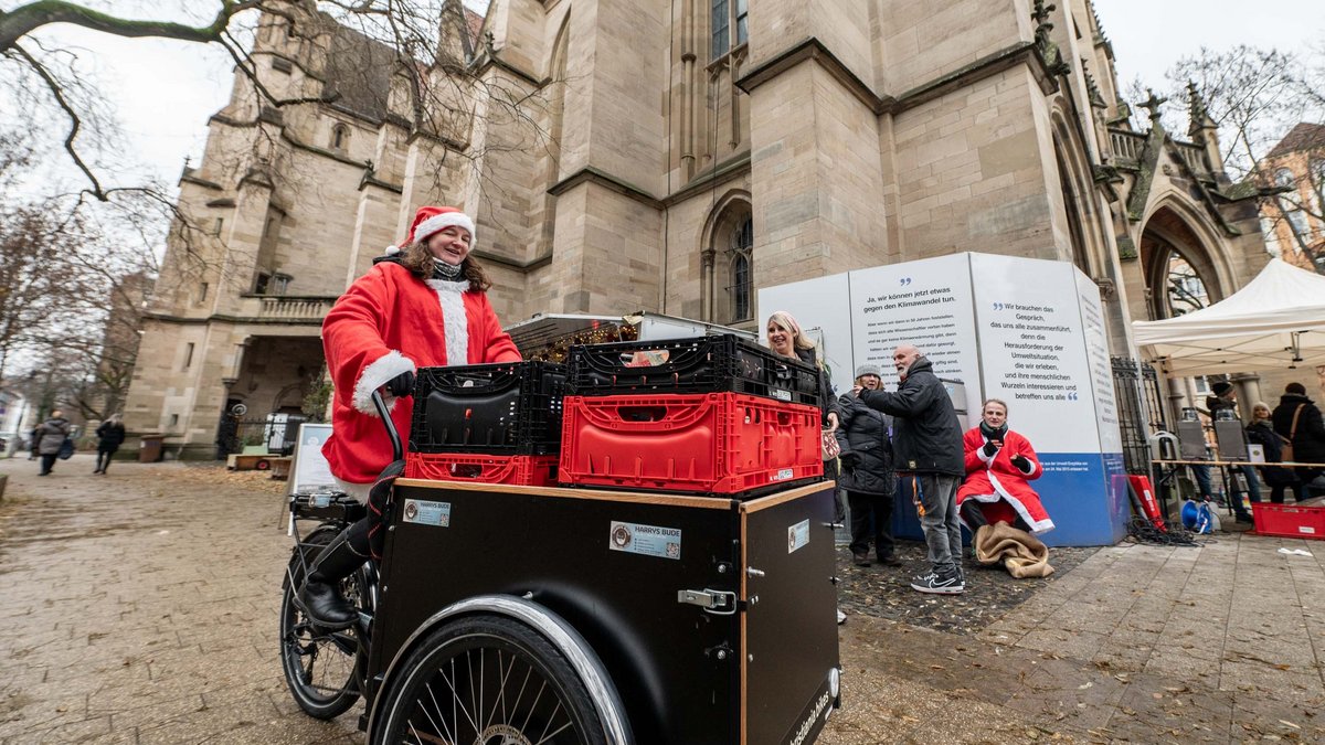 Stelldichein der Engel und Nikoläuse: Vor St. Maria im Stuttgarter Süden wird's in der Weihnachtszeit warm ums Herz. Warum, zeigt die Fotostrecke.