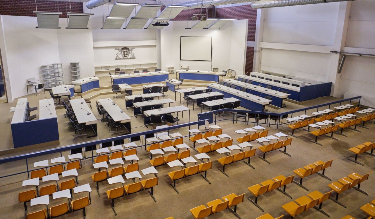 Der berühmteste Gerichtssaal der alten Bundesrepublik. Der berühmteste Gerichtssaal der alten Bundesrepublik.