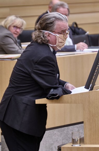 Seine Politik ist so gut wie sein Mund-Nase-Schutz: Heinrich Fiechtner im Landtag. 