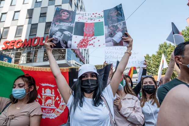 An Solidarität in der Bevölkerung mangelt es nicht: Kundgebung auf dem Stuttgarter Rotebühlplatz, 21. August 2021. Foto: Jens Volle An Solidarität in der Bevölkerung mangelt es nicht: Kundgebung auf dem Stuttgarter Rotebühlplatz, 21. August 2021. Foto: Jens Volle