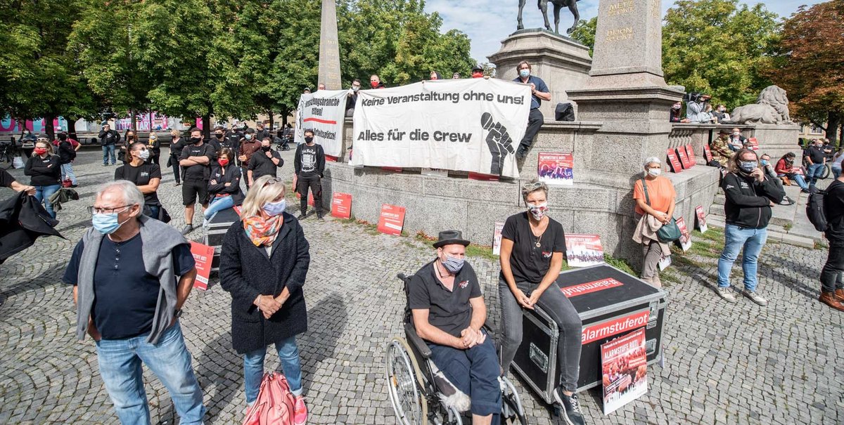 Disziplinierte Demonstrierende: VeranstaltungsmacherInnen auf dem Karlsplatz. Fotos: Jens Volle Disziplinierte Demonstrierende: VeranstaltungsmacherInnen auf dem Karlsplatz. Fotos: Jens Volle
