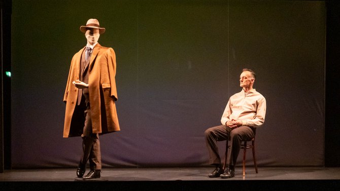 Gleich schlüpft der Erzähler in den Mantel und die Rolle des Juden Otto Silbermann.